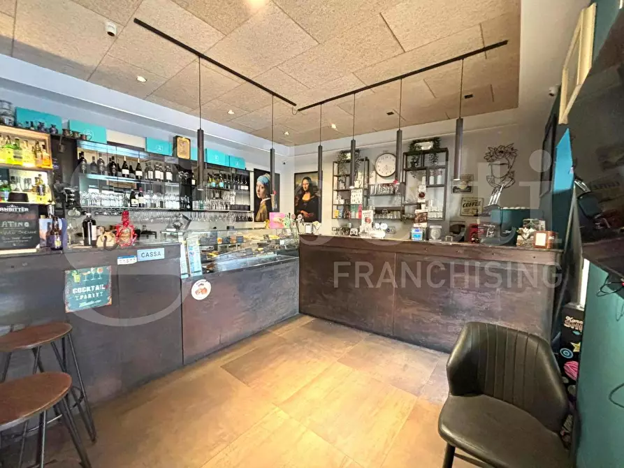 Immagine 5 di Attività commerciale in vendita  in Viale colli aminei a Napoli