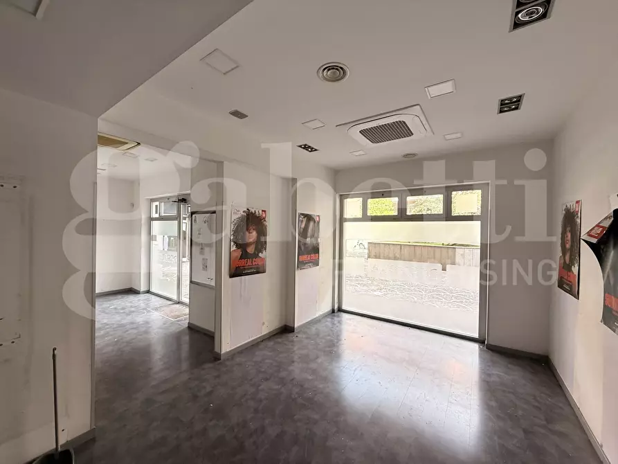 Immagine 1 di Negozio in affitto  in Via Vincenzo Renieri, 28/30 a Roma