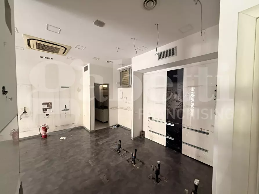 Immagine 12 di Negozio in affitto  in Via Vincenzo Renieri, 28/30 a Roma