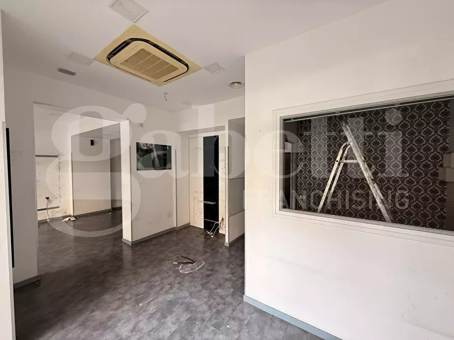 Immagine 7 di Negozio in affitto  in Via Vincenzo Renieri, 28/30 a Roma