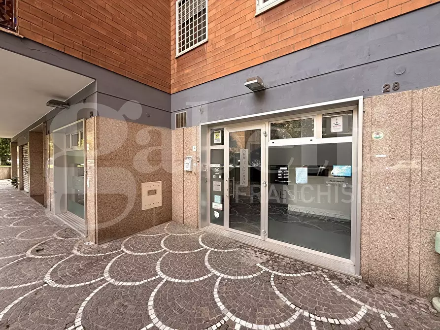 Immagine 2 di Negozio in affitto  in Via Vincenzo Renieri, 28/30 a Roma