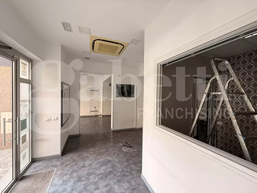 Immagine 10 di Negozio in affitto  in Via Vincenzo Renieri, 28/30 a Roma