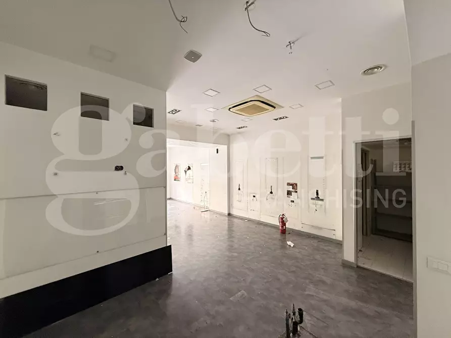 Immagine 11 di Negozio in affitto  in Via Vincenzo Renieri, 28/30 a Roma