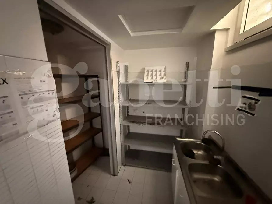Immagine 14 di Negozio in affitto  in Via Vincenzo Renieri, 28/30 a Roma