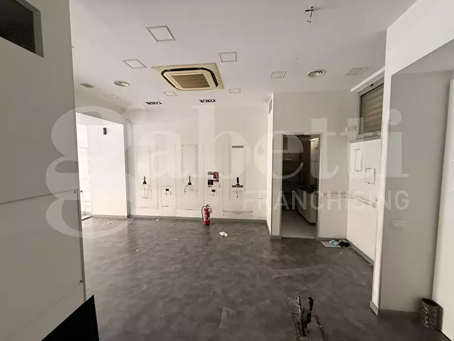 Immagine 6 di Negozio in affitto  in Via Vincenzo Renieri, 28/30 a Roma