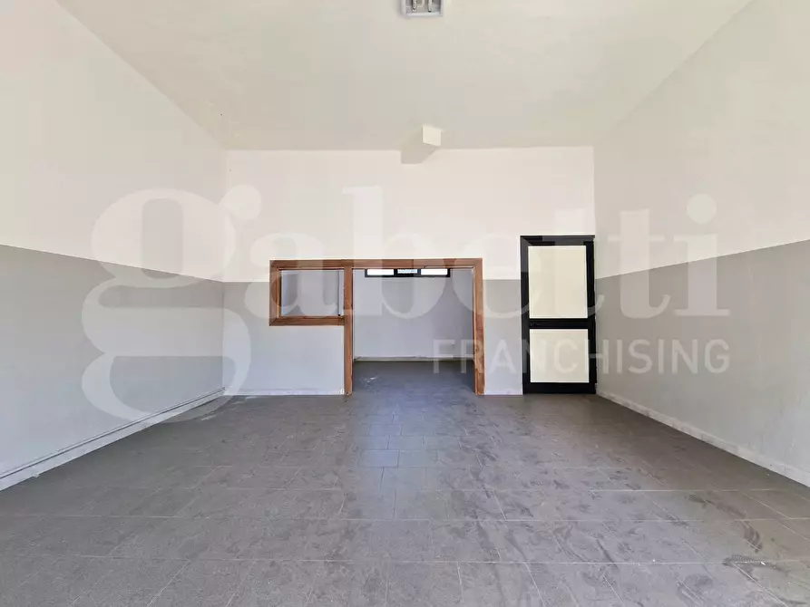 Immagine 9 di Negozio in affitto  in Via monserrato, 0 a Sestu