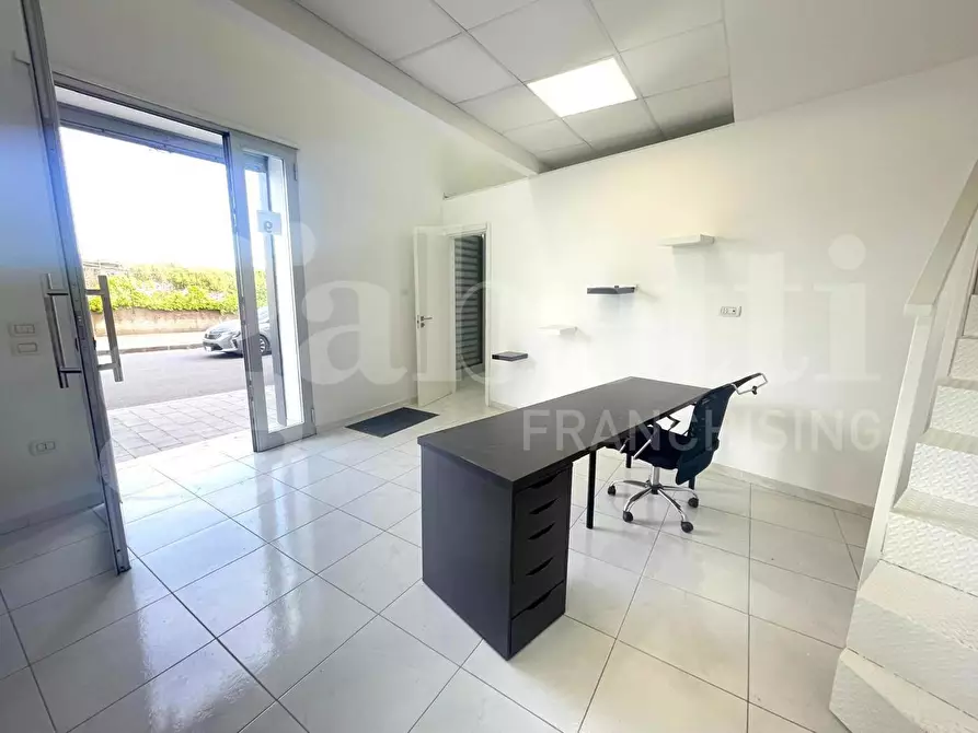 Immagine 1 di Negozio in affitto  in Via nicola miraglia a Napoli