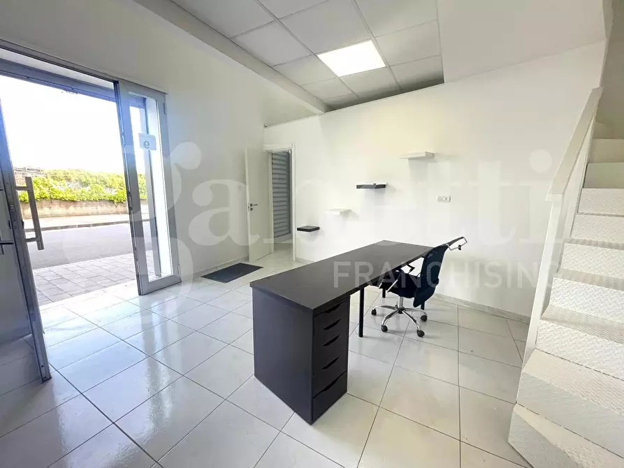 Immagine 2 di Negozio in affitto  in Via nicola miraglia a Napoli