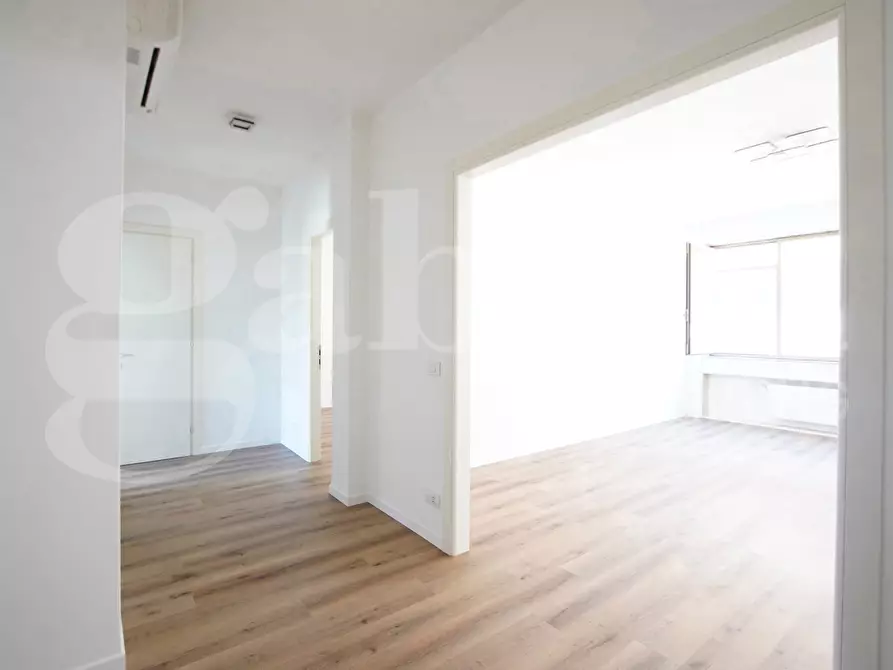 Immagine 11 di Appartamento in vendita  in Via Manin, . a Venezia