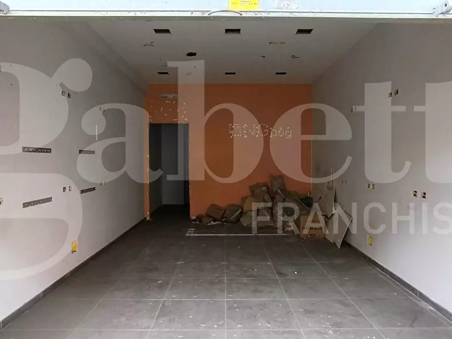 Immagine 9 di Negozio in affitto  in Via calata capodichino a Napoli