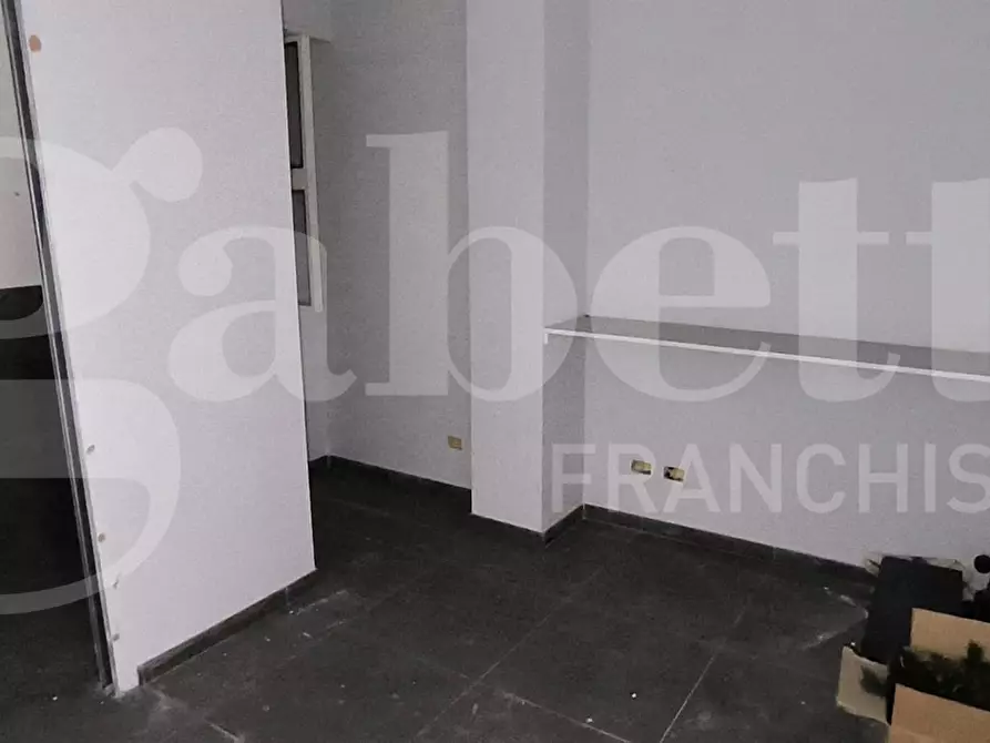 Immagine 15 di Negozio in affitto  in Via calata capodichino a Napoli