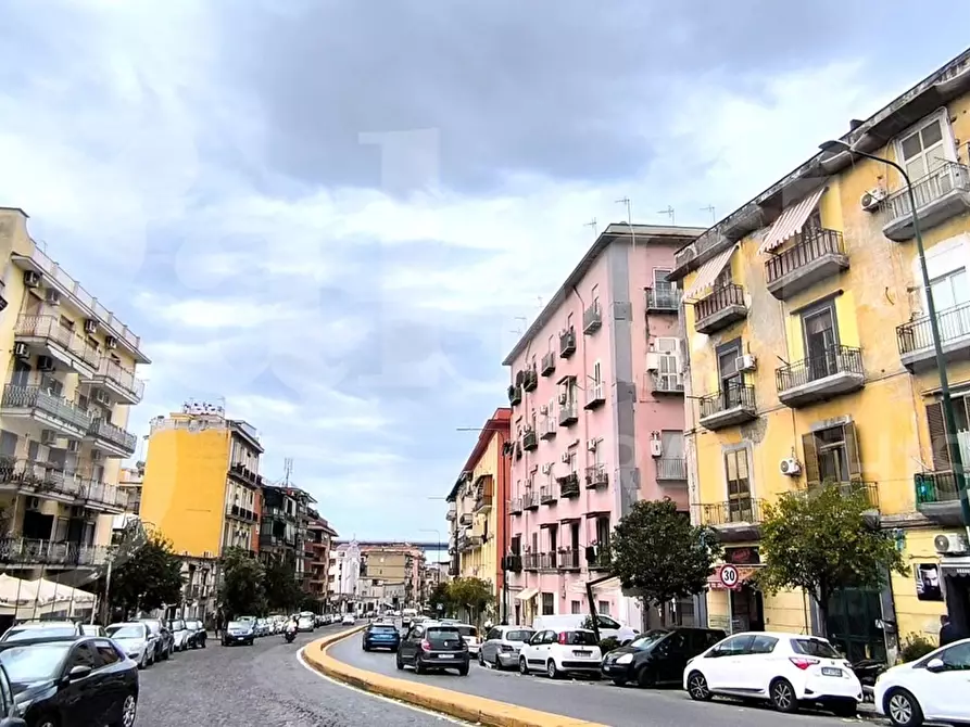 Immagine 1 di Negozio in affitto  in Via calata capodichino a Napoli