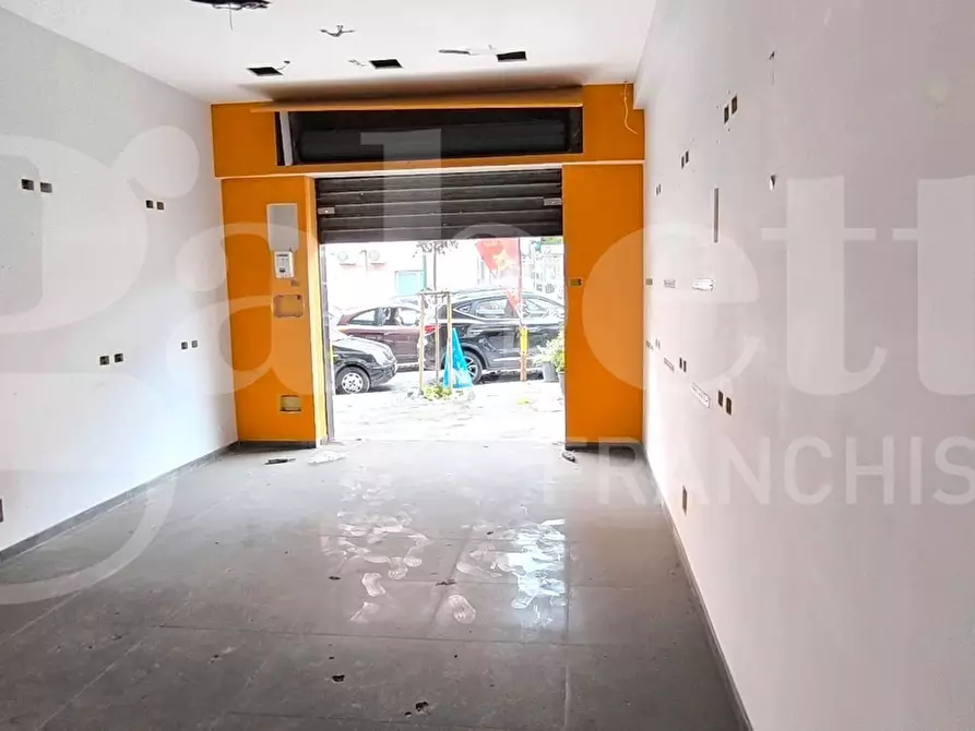 Immagine 8 di Negozio in affitto  in Via calata capodichino a Napoli