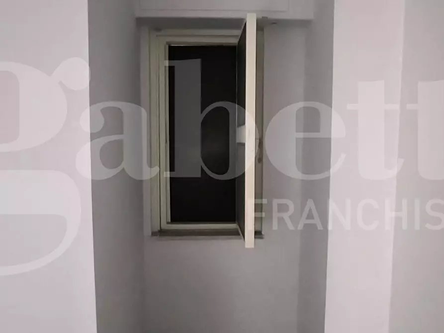 Immagine 14 di Negozio in affitto  in Via calata capodichino a Napoli