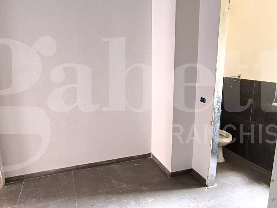 Immagine 13 di Negozio in affitto  in Via calata capodichino a Napoli