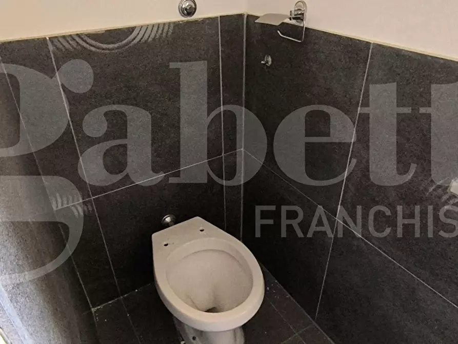 Immagine 16 di Negozio in affitto  in Via calata capodichino a Napoli