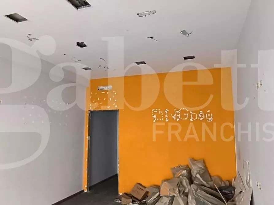 Immagine 12 di Negozio in affitto  in Via calata capodichino a Napoli
