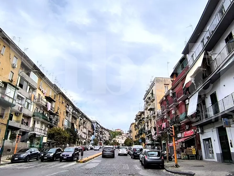 Immagine 2 di Negozio in affitto  in Via calata capodichino a Napoli