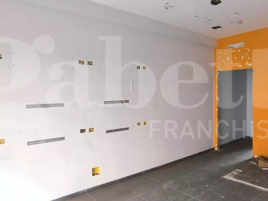 Immagine 10 di Negozio in affitto  in Via calata capodichino a Napoli