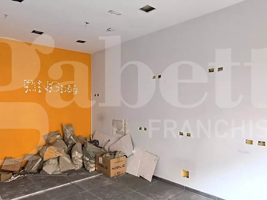 Immagine 6 di Negozio in affitto  in Via calata capodichino a Napoli