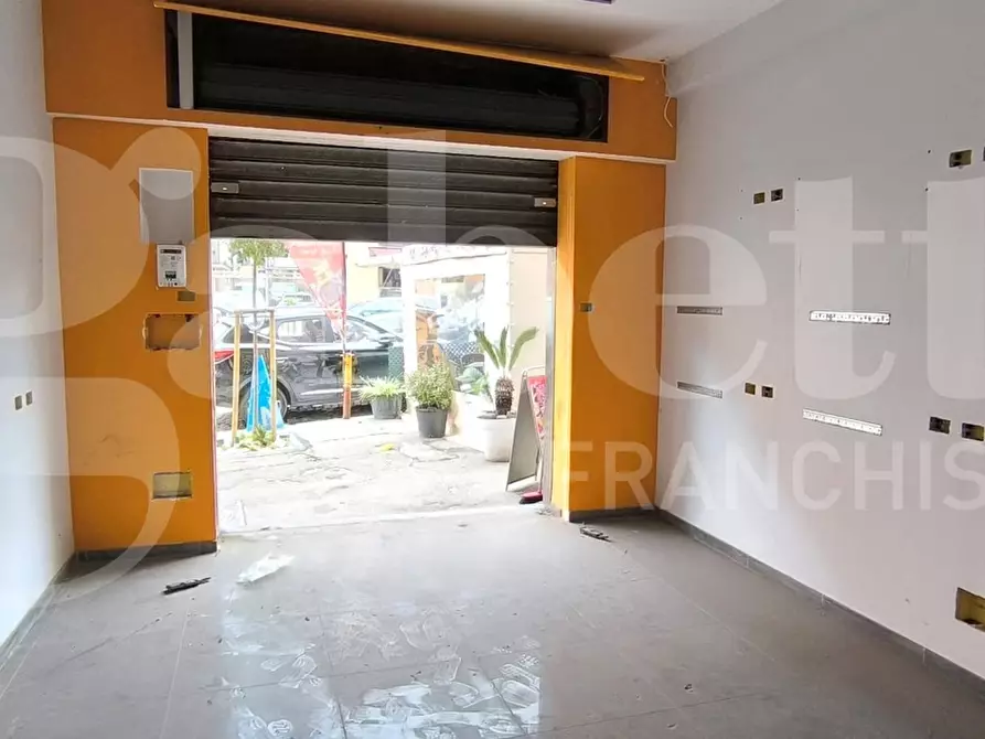 Immagine 7 di Negozio in affitto  in Via calata capodichino a Napoli