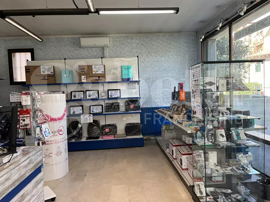 Immagine 3 di Negozio in vendita  in Via Bissuola, . a Venezia