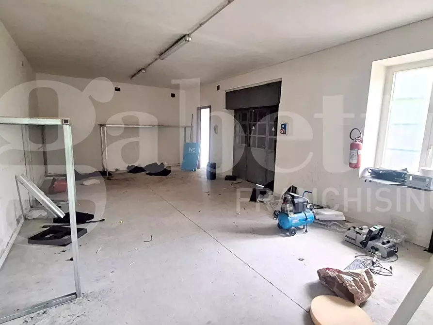 Immagine 12 di Negozio in vendita  in Viale comandante umberto maddalena a Napoli