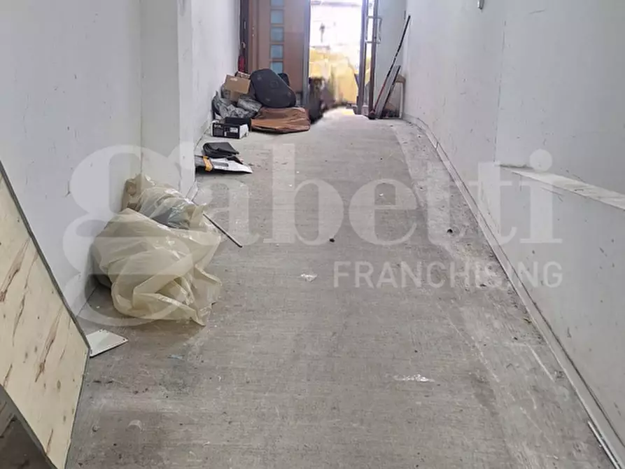 Immagine 7 di Negozio in vendita  in Viale comandante umberto maddalena a Napoli