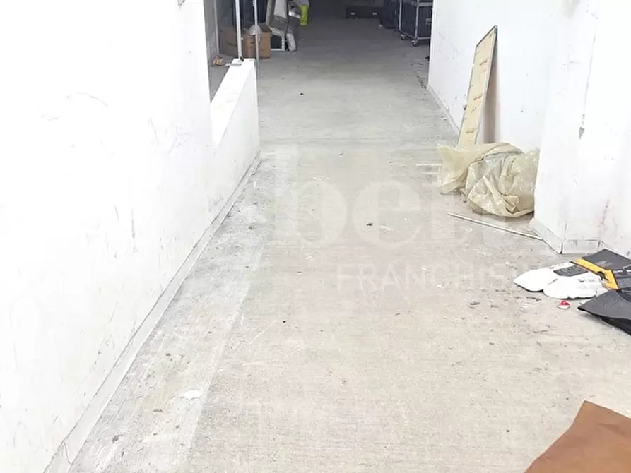 Immagine 8 di Negozio in vendita  in Viale comandante umberto maddalena a Napoli