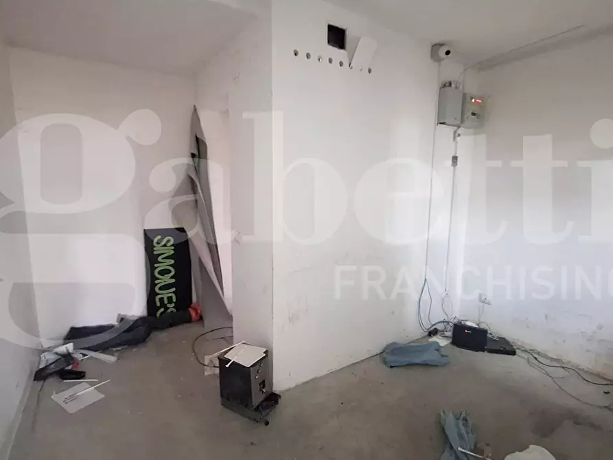 Immagine 13 di Negozio in vendita  in Viale comandante umberto maddalena a Napoli