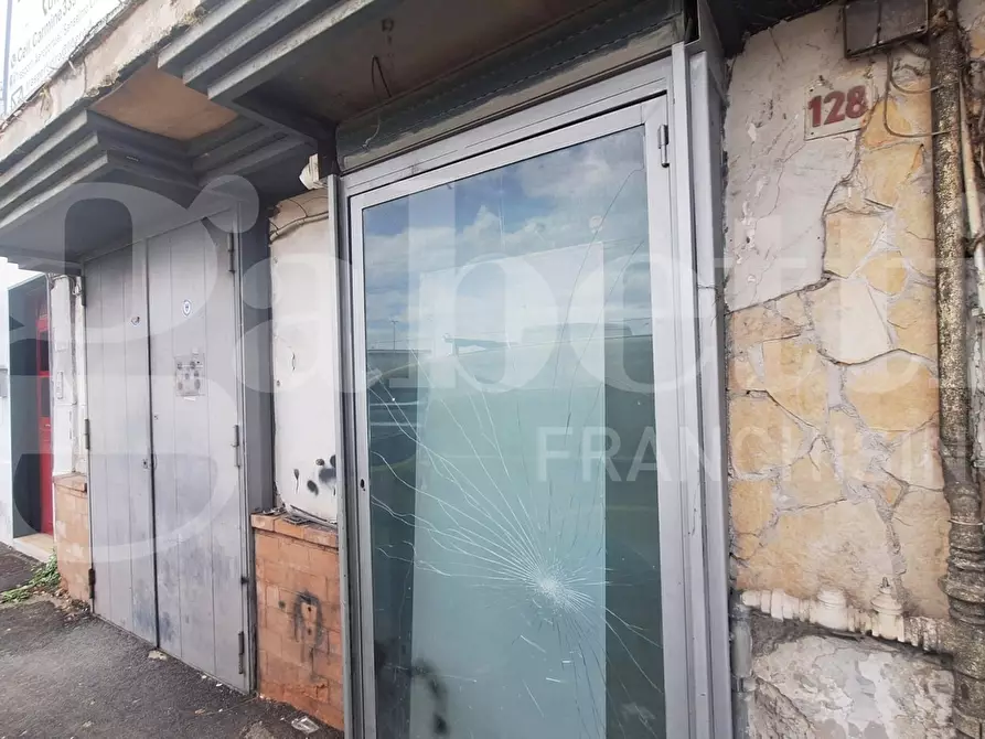 Immagine 3 di Negozio in vendita  in Viale comandante umberto maddalena a Napoli