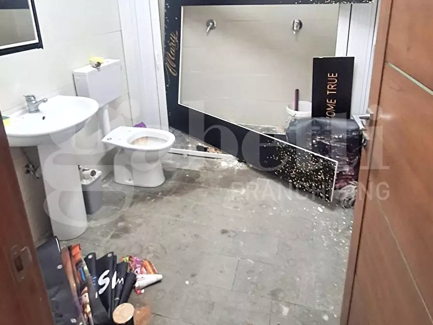 Immagine 14 di Negozio in vendita  in Viale comandante umberto maddalena a Napoli