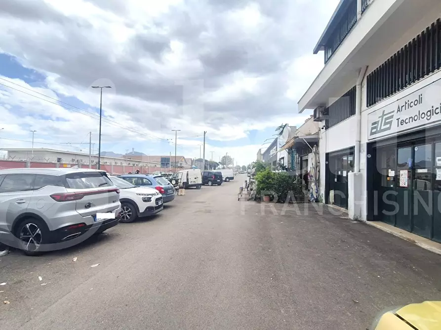 Immagine 1 di Negozio in vendita  in Viale comandante umberto maddalena a Napoli