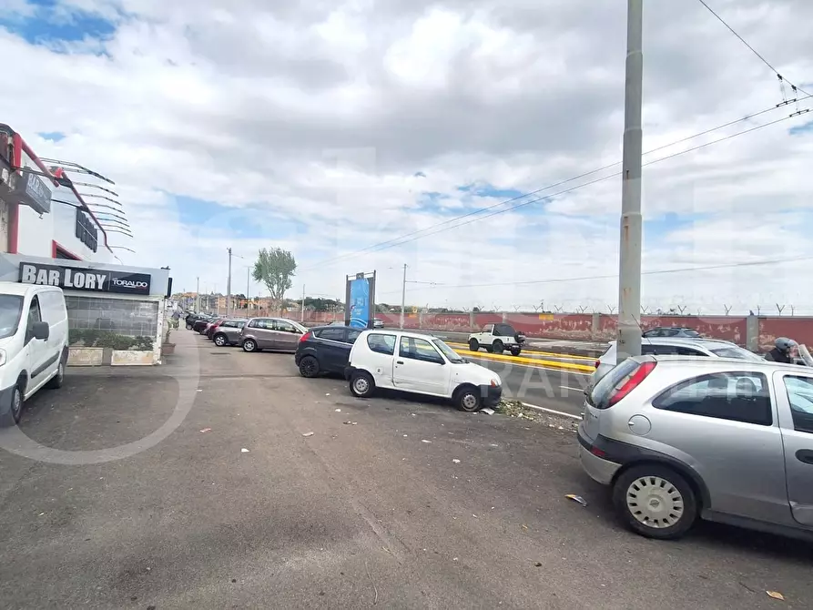 Immagine 2 di Negozio in vendita  in Viale comandante umberto maddalena a Napoli