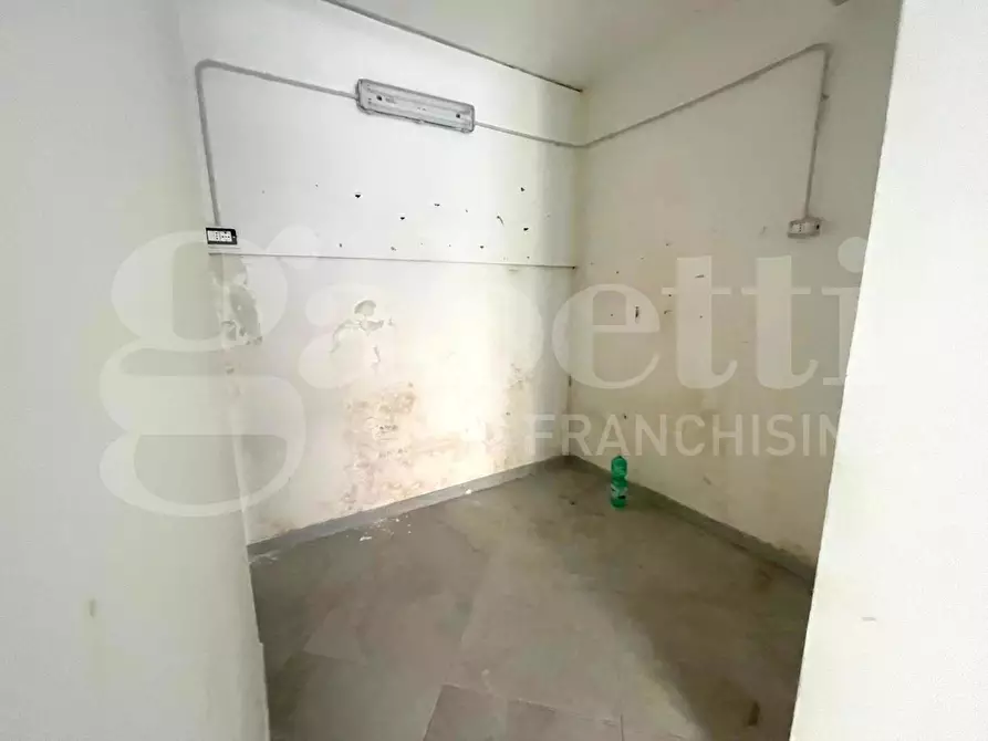 Immagine 7 di Negozio in affitto  in Via canzanella vecchia a Napoli