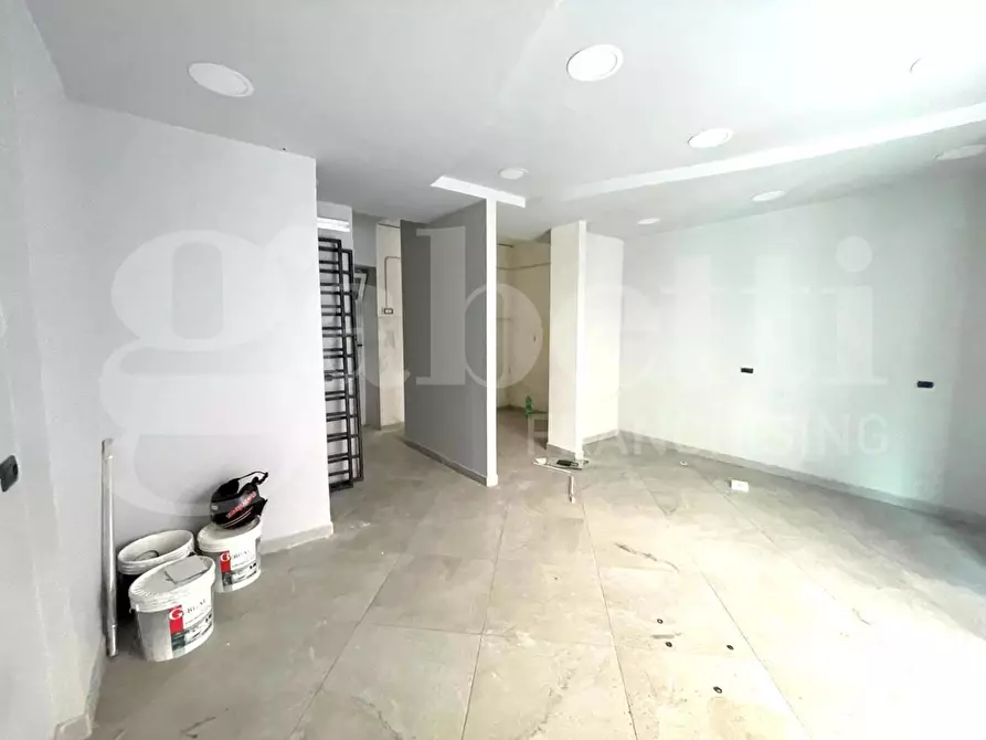 Immagine 5 di Negozio in affitto  in Via canzanella vecchia a Napoli