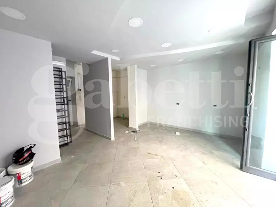 Immagine 6 di Negozio in affitto  in Via canzanella vecchia a Napoli