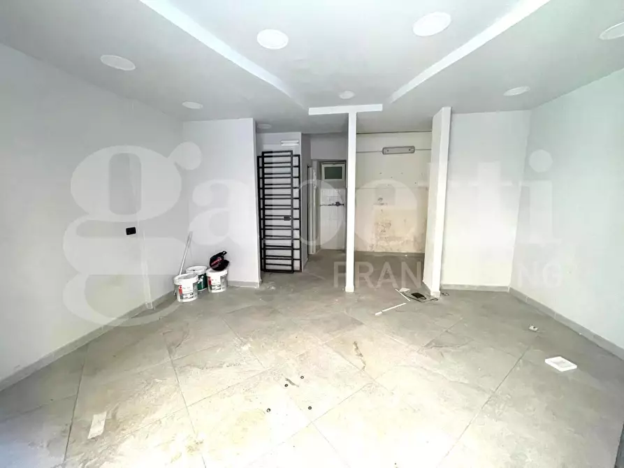 Immagine 4 di Negozio in affitto  in Via canzanella vecchia a Napoli