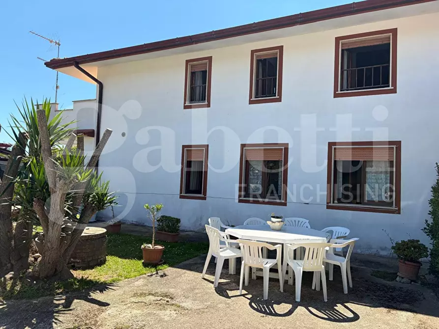 Immagine 3 di Casa trifamiliare in vendita  in Strada Valmontorio, 1512 a Latina