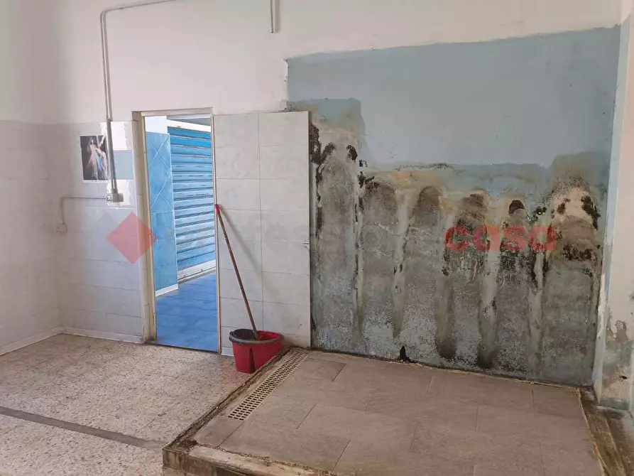 Immagine 5 di Negozio in vendita  in Via sbarre centrali, 86 a Reggio Di Calabria