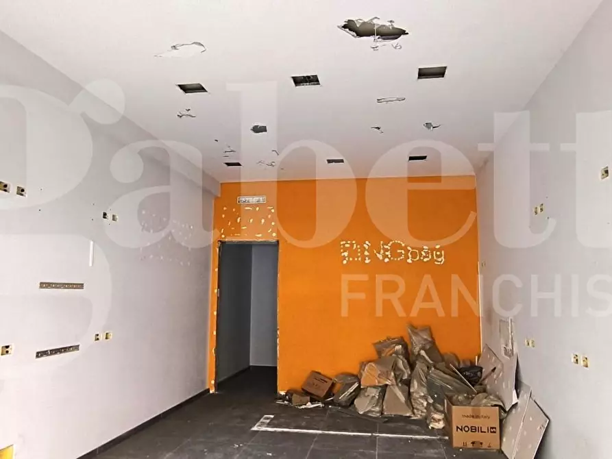 Immagine 3 di Negozio in affitto  in Via Calata capodichino a Napoli