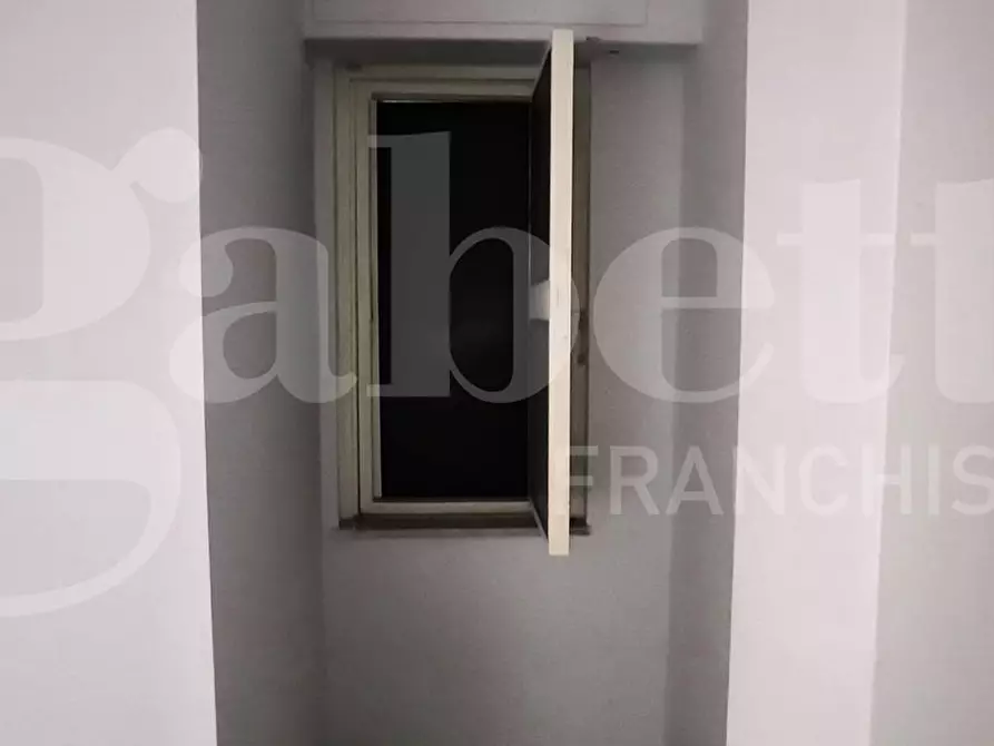 Immagine 9 di Negozio in affitto  in Via Calata capodichino a Napoli