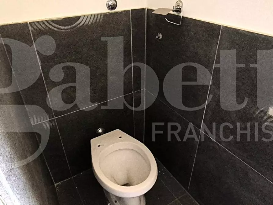 Immagine 10 di Negozio in affitto  in Via Calata capodichino a Napoli