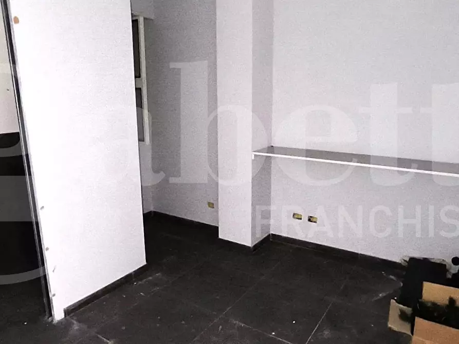 Immagine 11 di Negozio in affitto  in Via Calata capodichino a Napoli