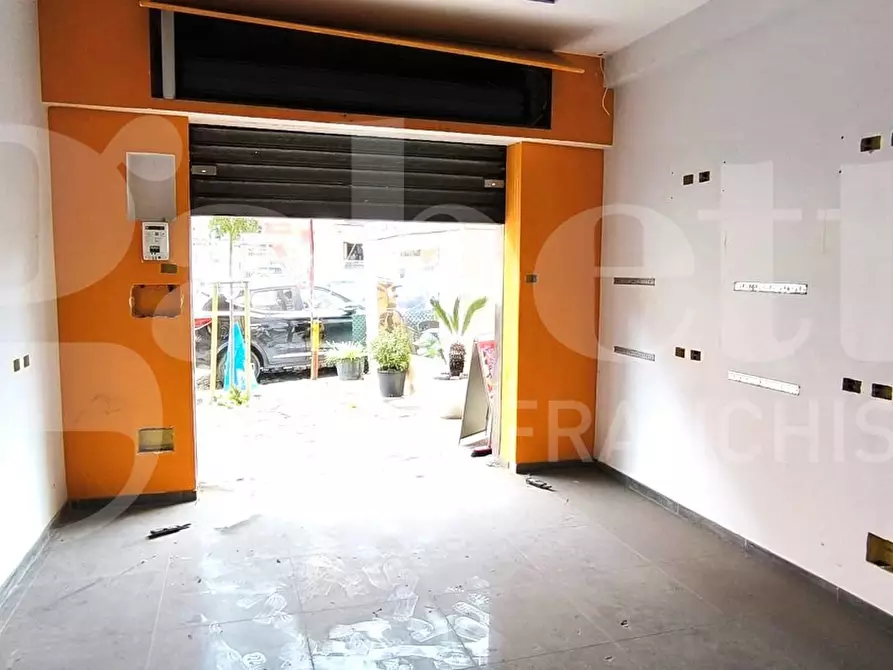 Immagine 12 di Negozio in affitto  in Via Calata capodichino a Napoli