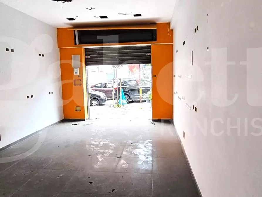 Immagine 2 di Negozio in affitto  in Via Calata capodichino a Napoli
