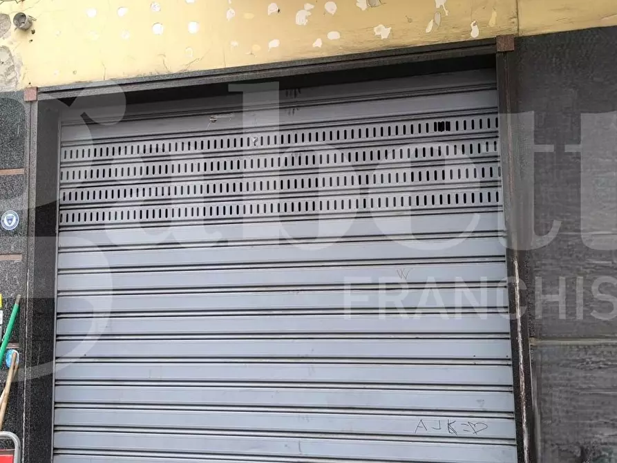 Immagine 13 di Negozio in affitto  in Via Calata capodichino a Napoli