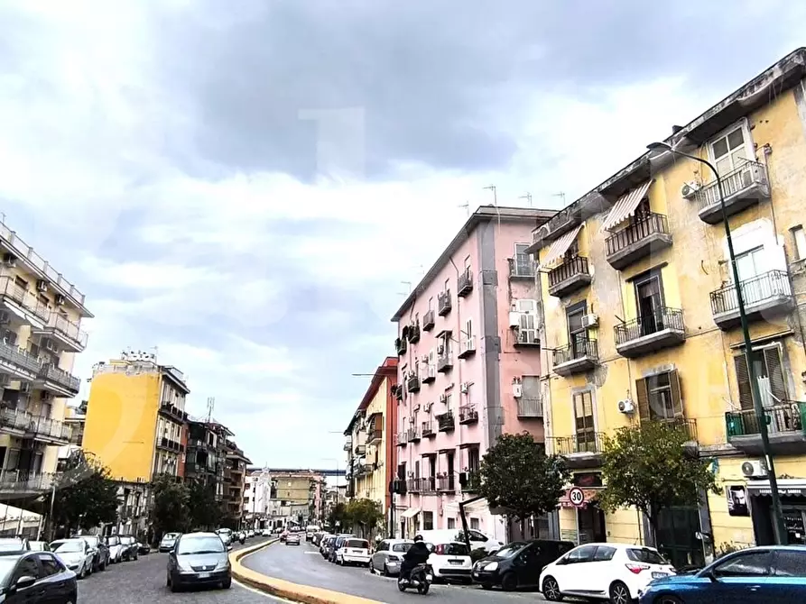 Immagine 16 di Negozio in affitto  in Via Calata capodichino a Napoli