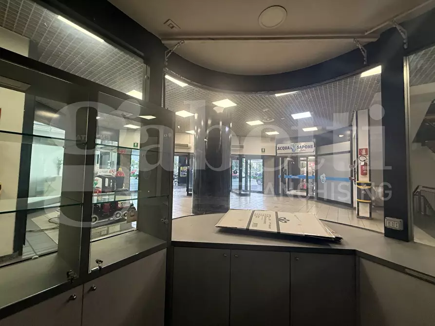 Immagine 12 di Negozio in affitto  in Via Trieste, snc a Erba