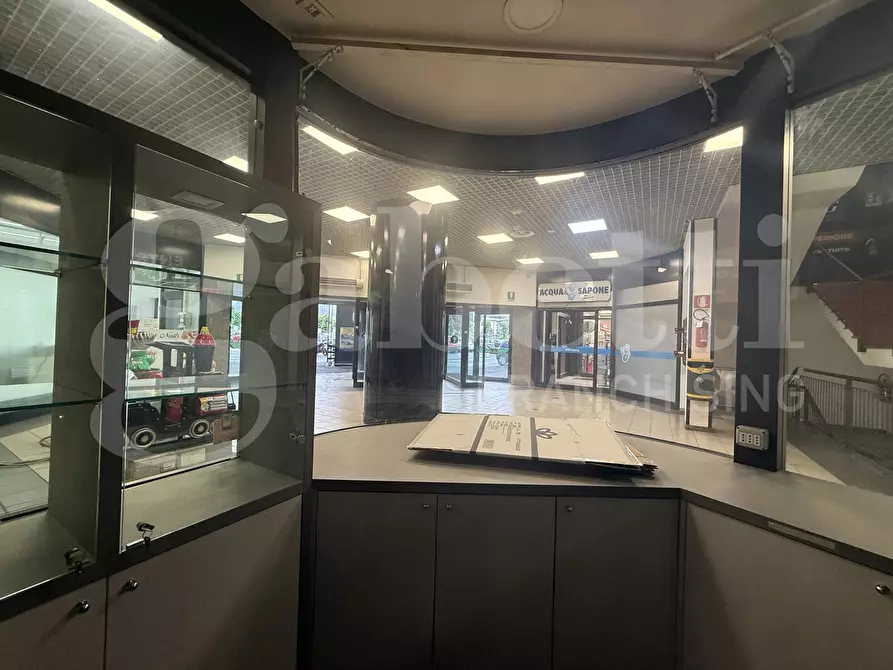 Immagine 13 di Negozio in affitto  in Via Trieste, snc a Erba